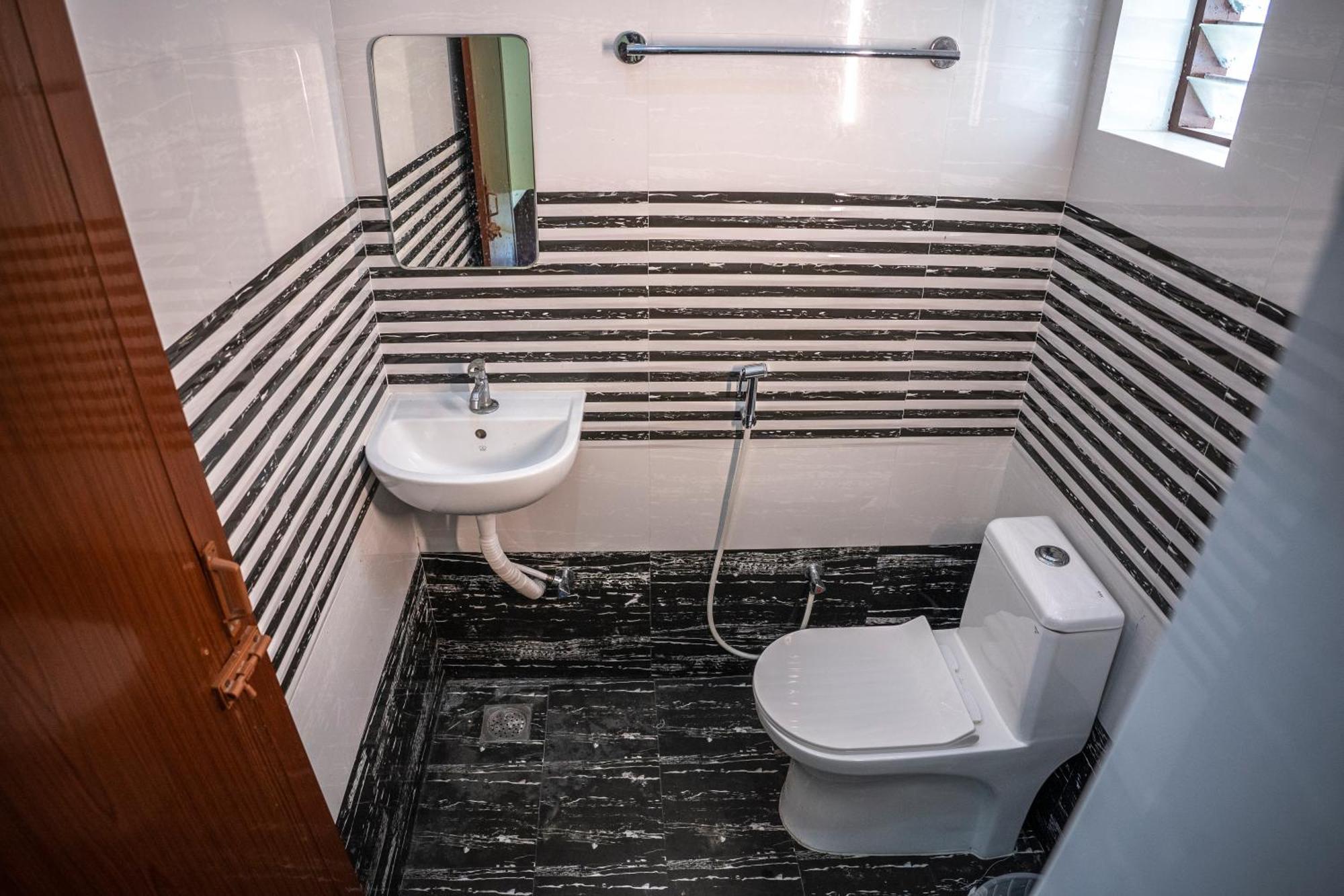 Akr Residency Hotel Kazhakuttam Eksteriør billede